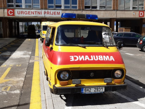 Nadšenec ze záchranky se prohání ulicemi Plzně v historické sanitce