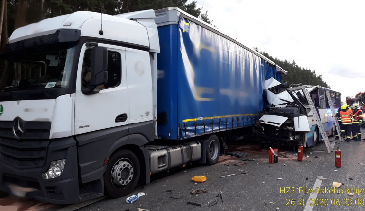 Autobus u Plzně narazil do odstaveného kamionu, jedna žena zahynula, další tři lidé jsou zranění