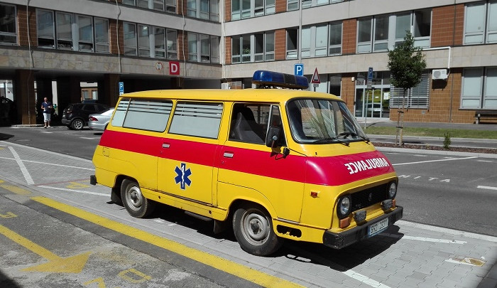 Nadšenec ze záchranky se prohání ulicemi Plzně v historické sanitce