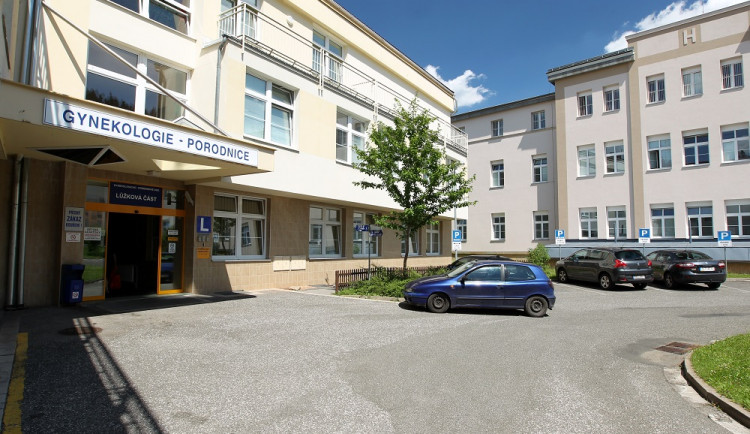 Porodnice v trutnovské nemocnici zůstane uzavřena i v září, nepodařilo se najít lékaře