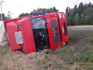 Kamion vjel na nezpevněnou krajnici, která se s ním utrhla, souprava skončila na boku