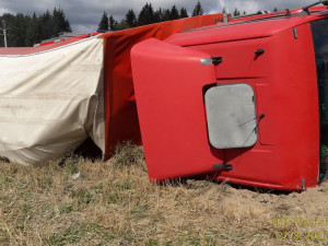 Kamion vjel na nezpevněnou krajnici, která se s ním utrhla, souprava skončila na boku