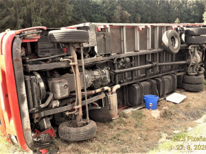 Kamion vjel na nezpevněnou krajnici, která se s ním utrhla, souprava skončila na boku