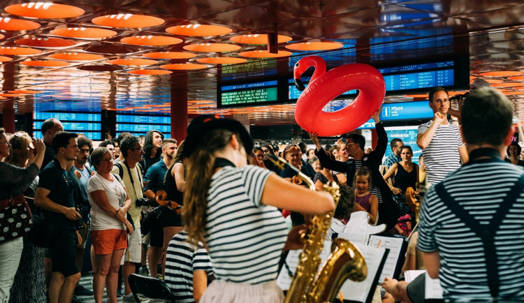 Loňský koncert hudebníků z Police nad Metují v hale pražského nádraží