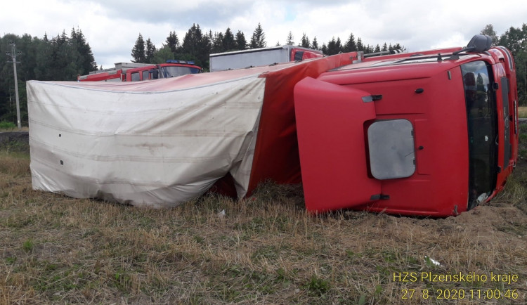 Kamion se převrátil na bok do pole