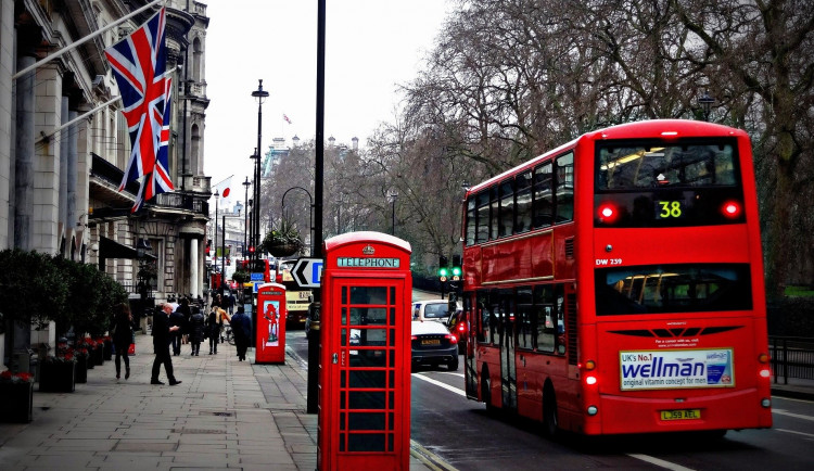 Češi cestující do Británie budou muset od sobotního rána nastoupit Do dvoutýdenní karantény
