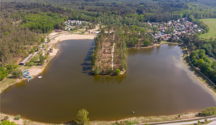 Po koupání v hradeckém Stříbrném rybníku by se lidé měli osprchovat