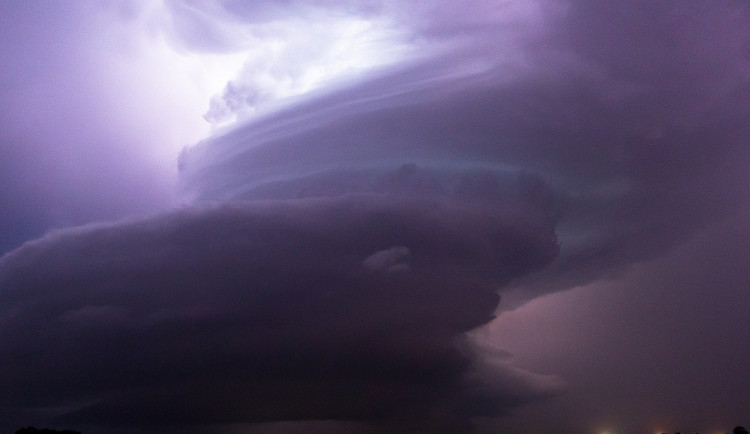 V průběhu dnešního a nedělního odpoledne dorazí silné bouřky