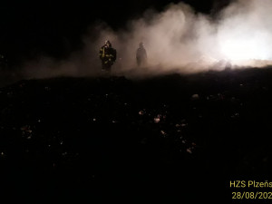 Hasiči v noci bojovali s obřím požárem skládky odpadů, vyhlášen byl druhý stupeň požárního poplachu