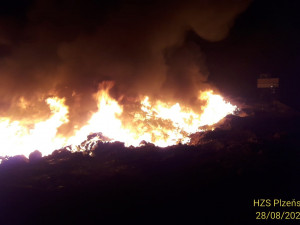 Hasiči v noci bojovali s obřím požárem skládky odpadů, vyhlášen byl druhý stupeň požárního poplachu