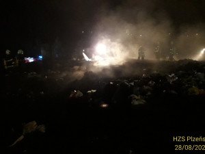 Hasiči v noci bojovali s obřím požárem skládky odpadů, vyhlášen byl druhý stupeň požárního poplachu