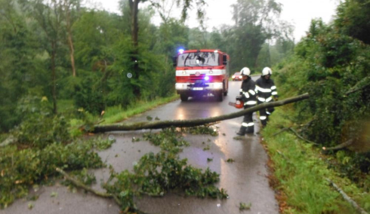 Česko zítra zasáhne vítr téměř o síle orkánu