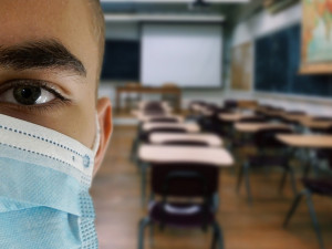 Dvě plzeňské školy nezahájí nový školní rok, důvodem je koronavirus mezi zaměstnanci