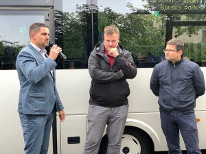 Slavnostní zahájení nové linky 39, zleva starosta obvodu David Procházka, náměstek primátora pro dopravu Michal Vozobule a místostarosta obvodu Stanislav Šec