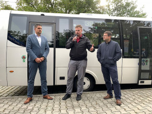 Slavnostní zahájení nové linky 39, zleva starosta obvodu David Procházka, náměstek primátora pro dopravu Michal Vozobule a místostarosta obvodu Stanislav Šec