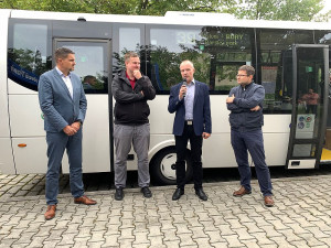 Slavnostní zahájení nové linky 39, zleva starosta obvodu David Procházka, náměstek primátora pro dopravu Michal Vozobule, ředitel PMDP Jiří Ptáček a místostarosta obvodu Stanislav Šec