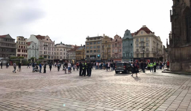 Demonstrace proti nošení roušek se v Plzni příliš nepovedla, lidé zklamaně odcházeli