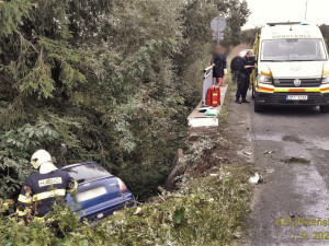 Auto prorazilo betonové hrazení mostu a zřítilo se do hlubiny pod ním