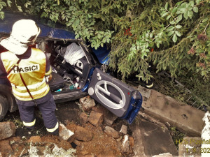 Auto prorazilo betonové hrazení mostu a zřítilo se do hlubiny pod ním