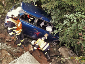 Auto prorazilo betonové hrazení mostu a zřítilo se do hlubiny pod ním