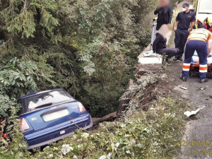 Auto prorazilo betonové hrazení mostu a zřítilo se do hlubiny pod ním