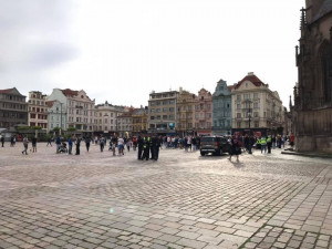 Demonstrace proti nošení roušek se v Plzni příliš nepovedla, lidé zklamaně odcházeli