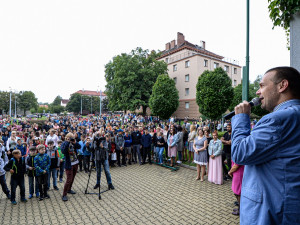 S žáky 21. ZŠ přišel školní rok zahájit primátor Plzně Martin Baxa