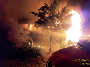Požár dvojice zaparkovaných automobilů v Plzni