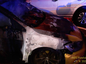 Požár dvojice zaparkovaných automobilů v Plzni
