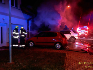 Požár dvojice zaparkovaných automobilů v Plzni