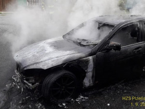 Tento vůz shořel ráno na Přimdě