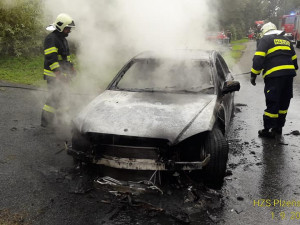 Tento vůz shořel ráno na Přimdě