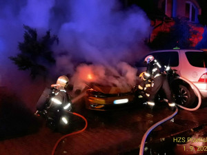 Hasiči ráno zasahovali u požárů hned tří automobilů, hořely v Plzni i na Přimdě