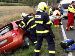 Velká záchranná akce, řidiči (88) se udělalo za jízdy nevolno a s vozem sjel do příkopu