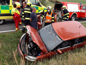 Velká záchranná akce, řidiči (88) se udělalo za jízdy nevolno a s vozem sjel do příkopu