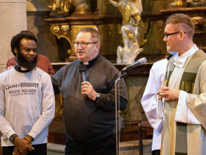 Farnost v Klatovech posílí kněz z exotické Nigérie, bude sbírat zkušenosti