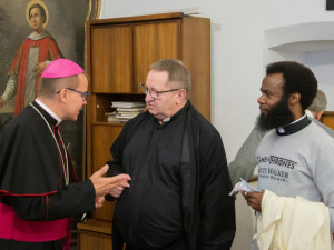 P. Emanuel Onuma s biskupem Tomášem Holubem