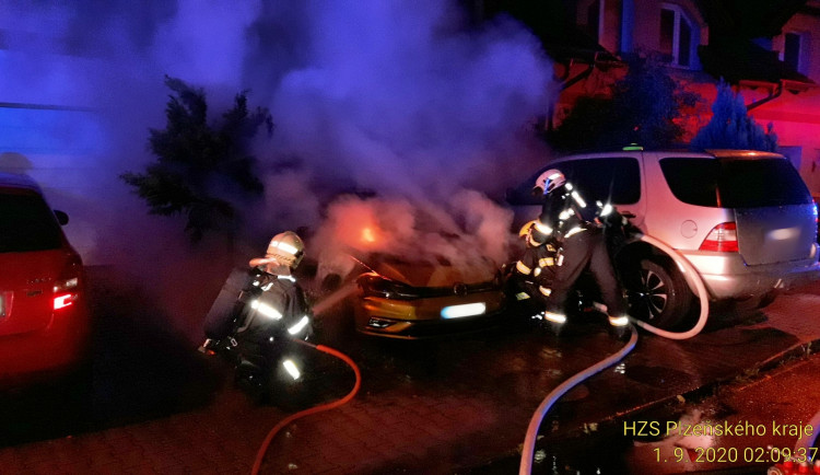 Hasiči zasahují u požáru dvojice zaparkovaných automobilů na Košutce