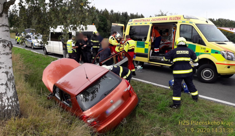 Velká záchranná akce, řidiči (88) se udělalo za jízdy nevolno a s vozem sjel do příkopu