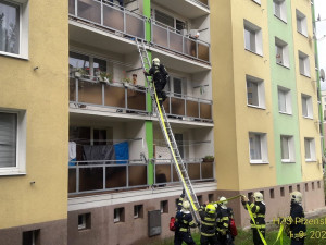 Nepozorný kuřák způsobil požár na balkonu panelového domu v Rabštejnské ulici