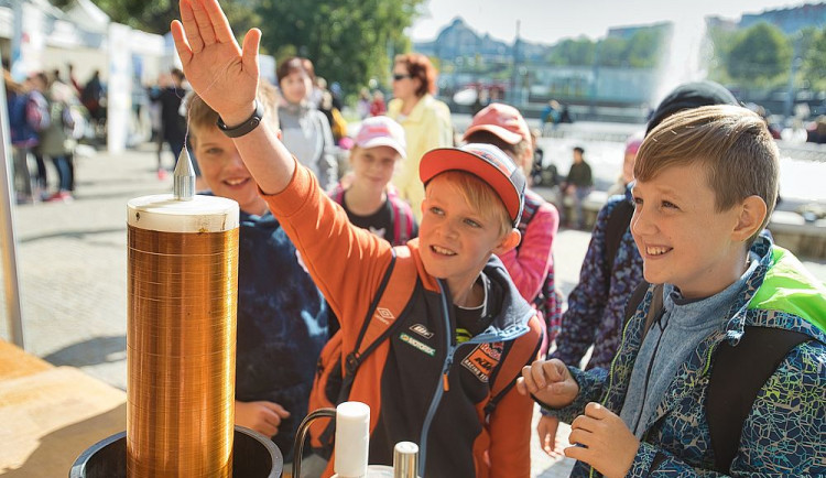 Dny vědy a techniky už patnáct let u dětí i studentů dokazují, že věda je zábavná