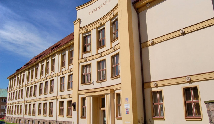 Dvanáct studentů trutnovského gymnázia je v karanténě. Jeden z nich byl pozitivní na koronavirus