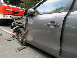 Mladá řidička kýchla za jízdy, přejela do protisměru a smetla protijedoucí auto do příkopu