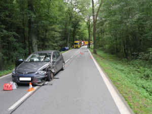 Mladá řidička kýchla za jízdy, přejela do protisměru a smetla protijedoucí auto do příkopu