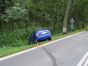 Mladá řidička kýchla za jízdy, přejela do protisměru a smetla protijedoucí auto do příkopu