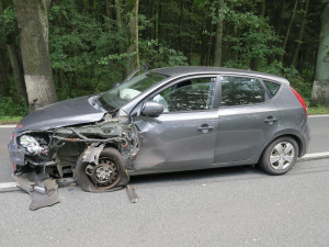 Mladá řidička kýchla za jízdy, přejela do protisměru a smetla protijedoucí auto do příkopu