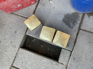 Chodníky v Plzni budou mít 24 nových "kamenů zmizelých", připomínají oběti holocaustu