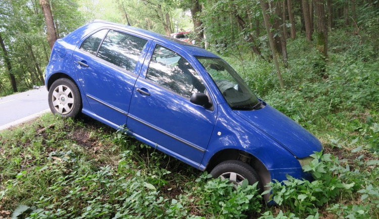 Mladá řidička kýchla za jízdy, přejela do protisměru a smetla protijedoucí auto do příkopu