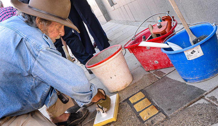Gunter Deming vlastnoručně vsadil kameny do chodníku