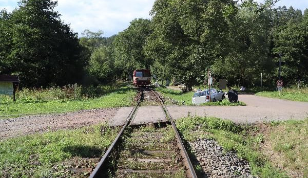 Policie řeší další srážku osobního auta s vlakem na přejezdu. Letos jde v kraji už o sedmou v pořadí